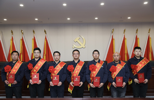 0206 修理能手從左至右依次為 邵冠峰、王寶玉、潘春樂、李龍、許特斯、韓利杰、寇增亮.jpg