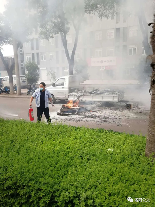 驚險！高溫天小貨車“上火” 萬幸！路遇公交車長及時“滅火”