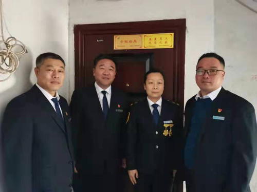 “一人得獎，全家光榮” 送“牌”上門，集團為標(biāo)兵先進送去榮譽喜報牌匾