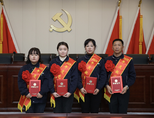 0207 從左至右依次為 點鈔能手王璐、充值能手孫昭娣、教學(xué)能手王慧娟、孫衛(wèi)東.jpg