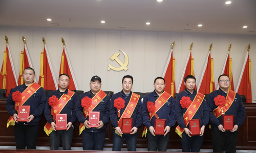 0202  標(biāo)兵從左至右依次為 苗田、尤建鵬、劉德斌、褚聰偉、王占峰、解偉強、馬群藝.jpg