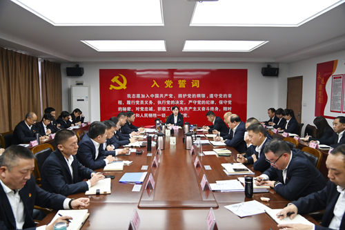 打好“收官戰(zhàn)” 謀好“開局篇”！洛陽(yáng)公交集團(tuán)召開11月董事長(zhǎng)月調(diào)度會(huì)02.JPG